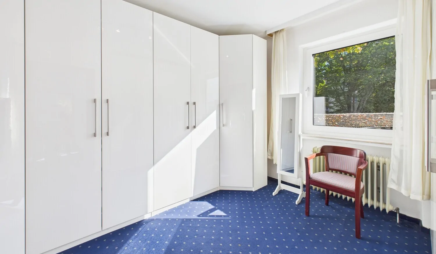 Praktisches Ankleidezimmer EG