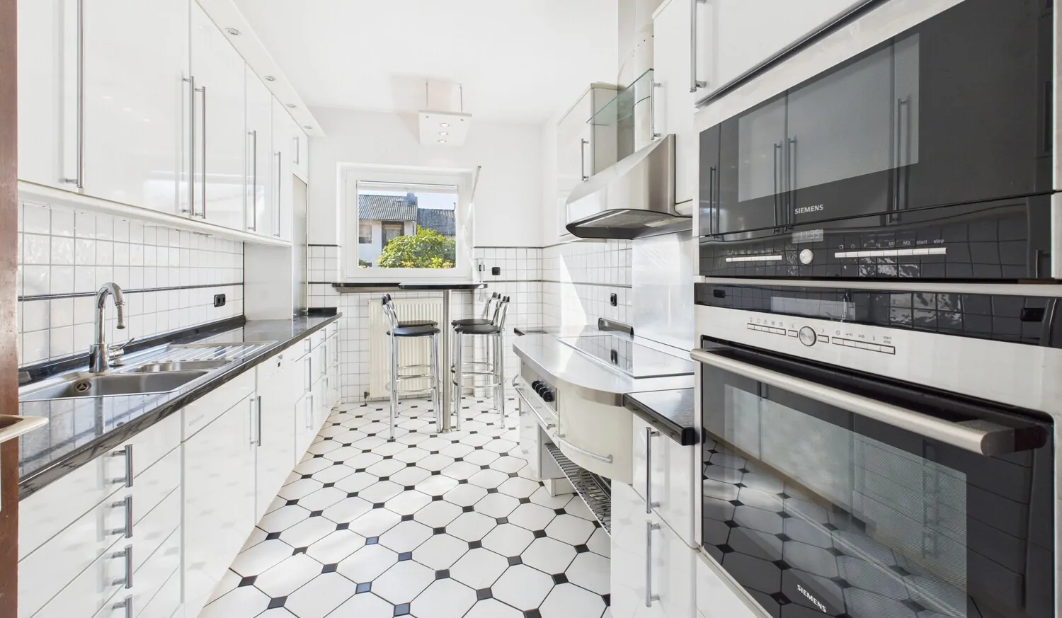 Helle Küche mit Essecke