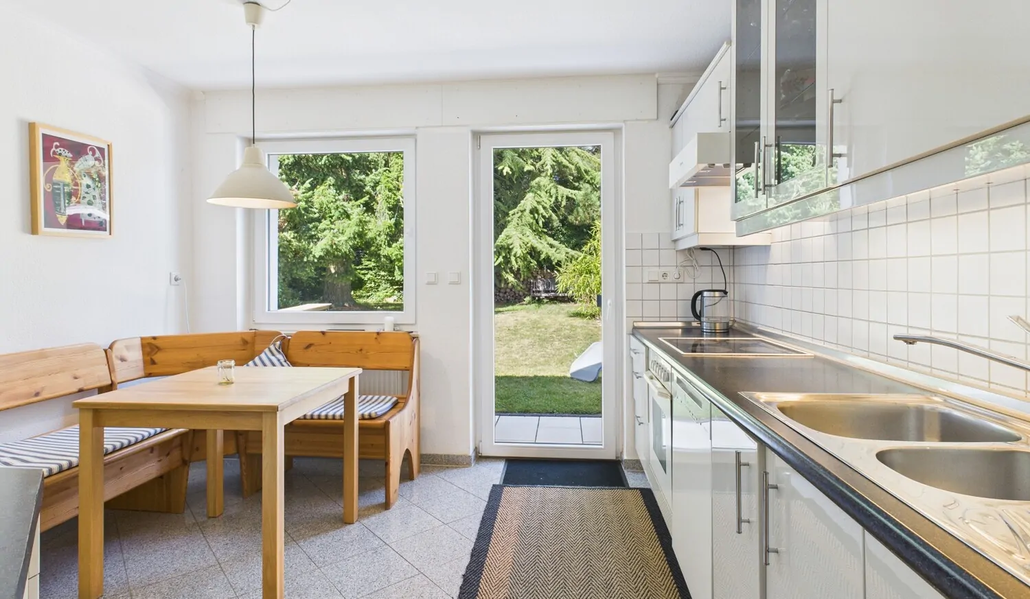 Einbauküche; Zugang zum Garten