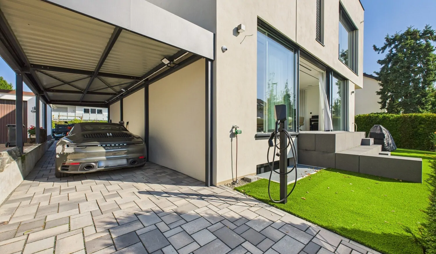 Einfahrt mit Carport