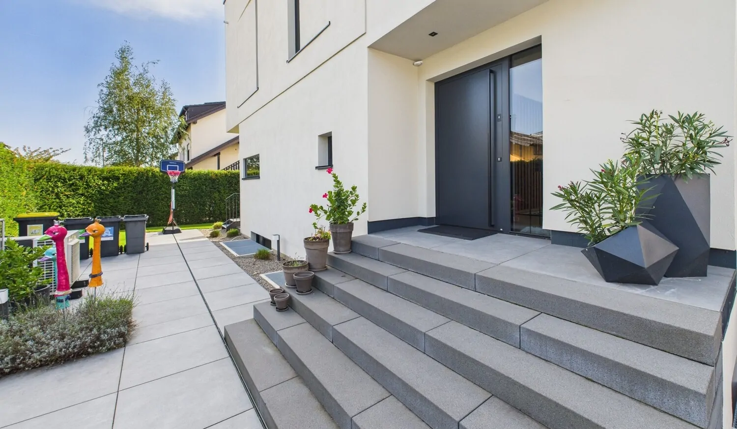 Weitläufiger Eingang