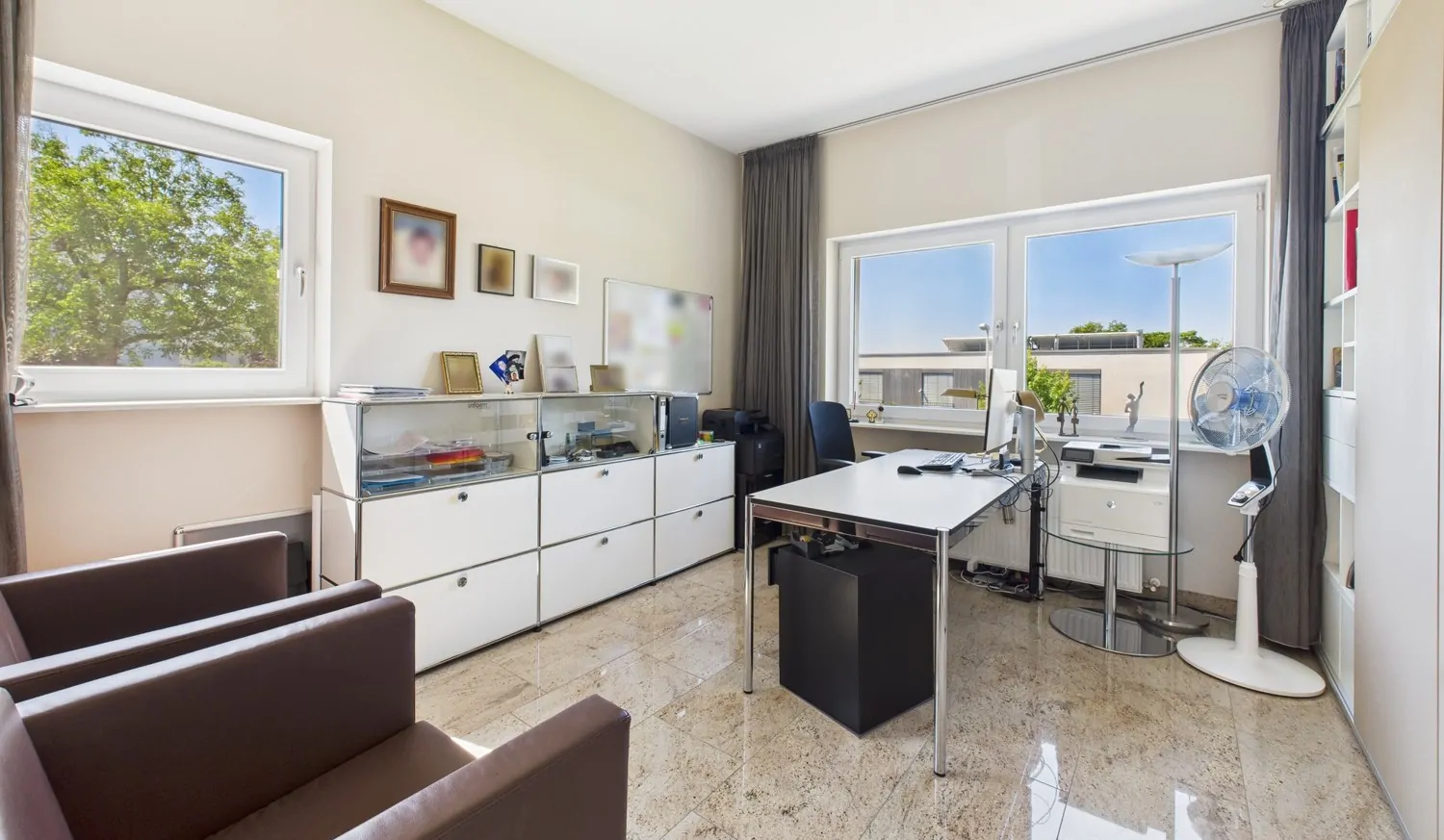 Helles Arbeitszimmer