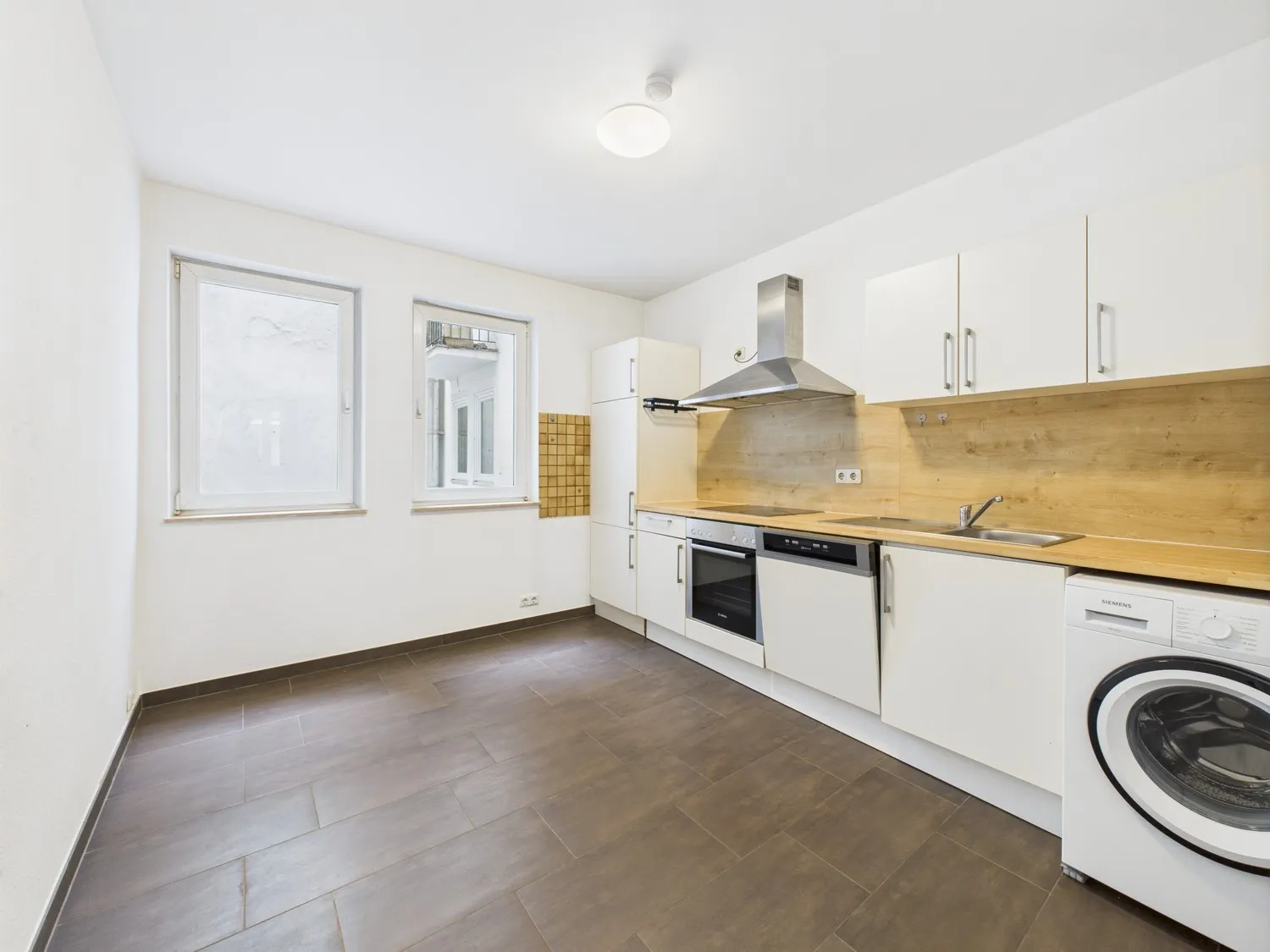 Gepflegte EBK mit Geräten