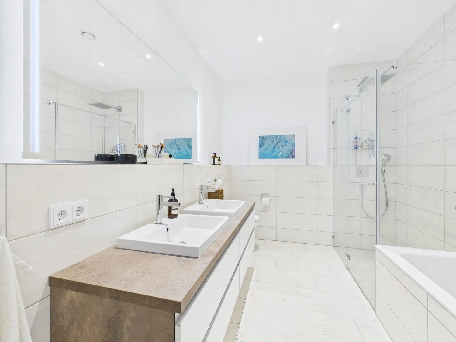 großzügiges Hauptbadezimmer