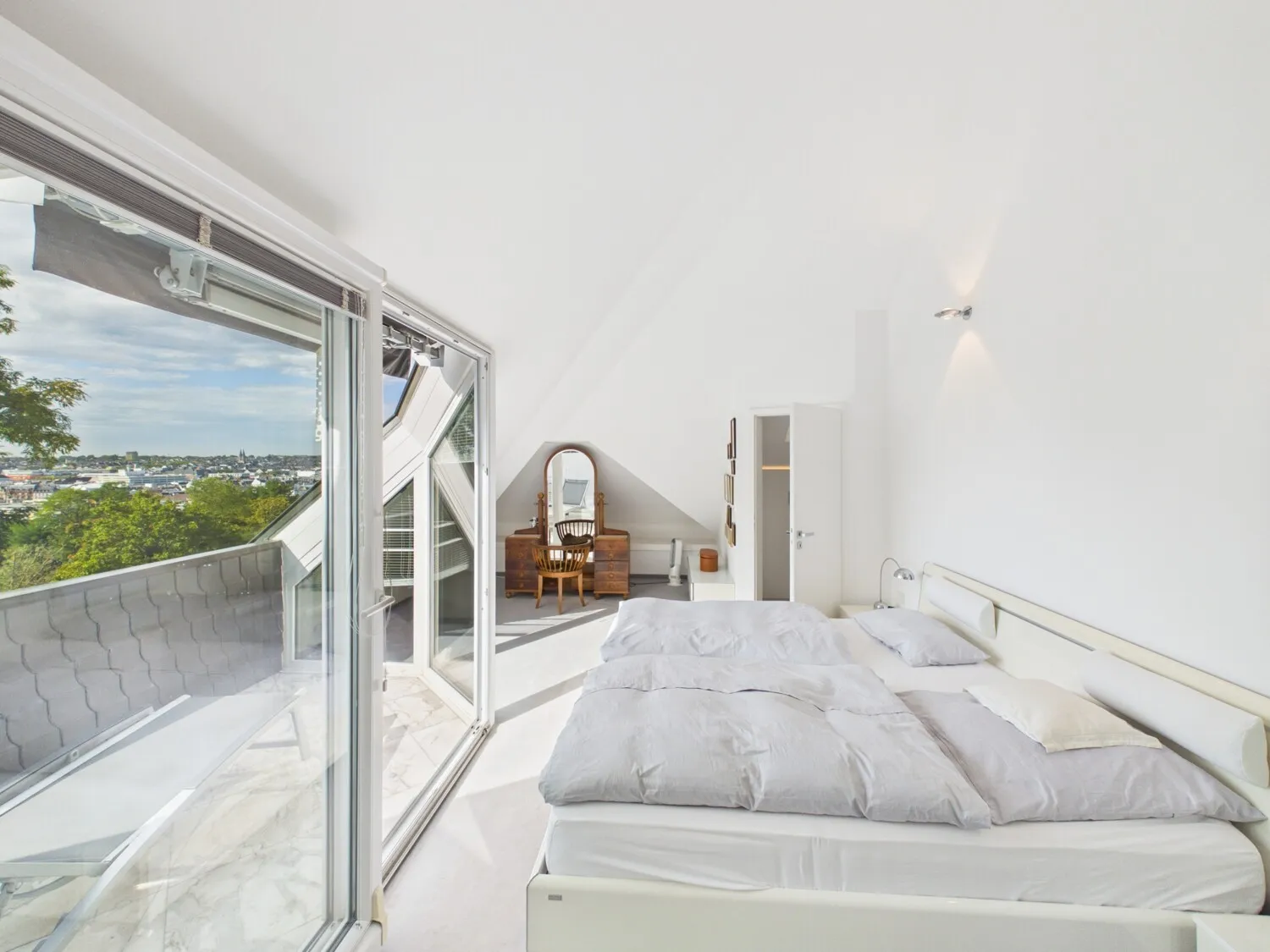 Schlafzimmer mit Balkon