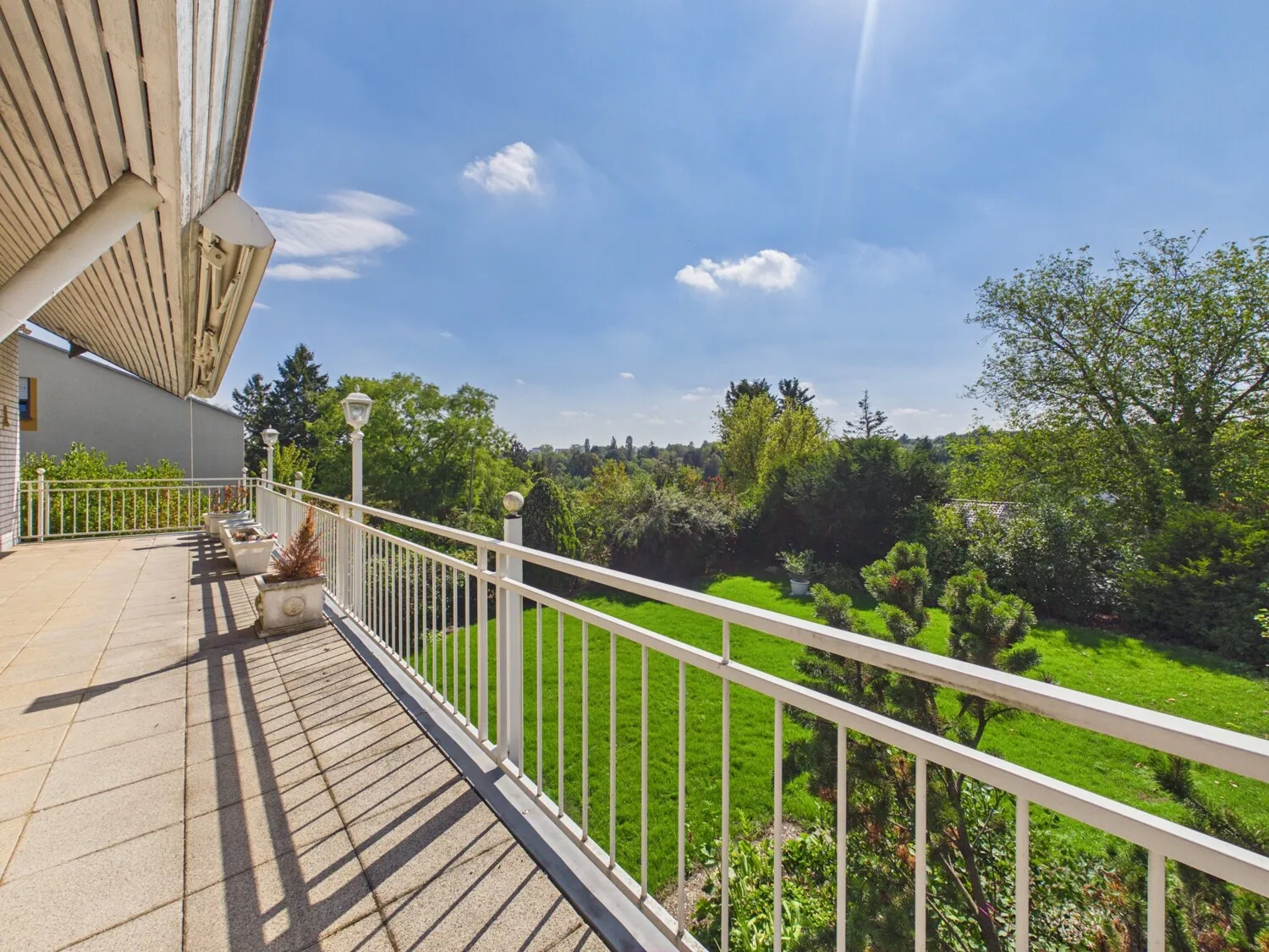 Große Terrasse mit Blick ins Grüne