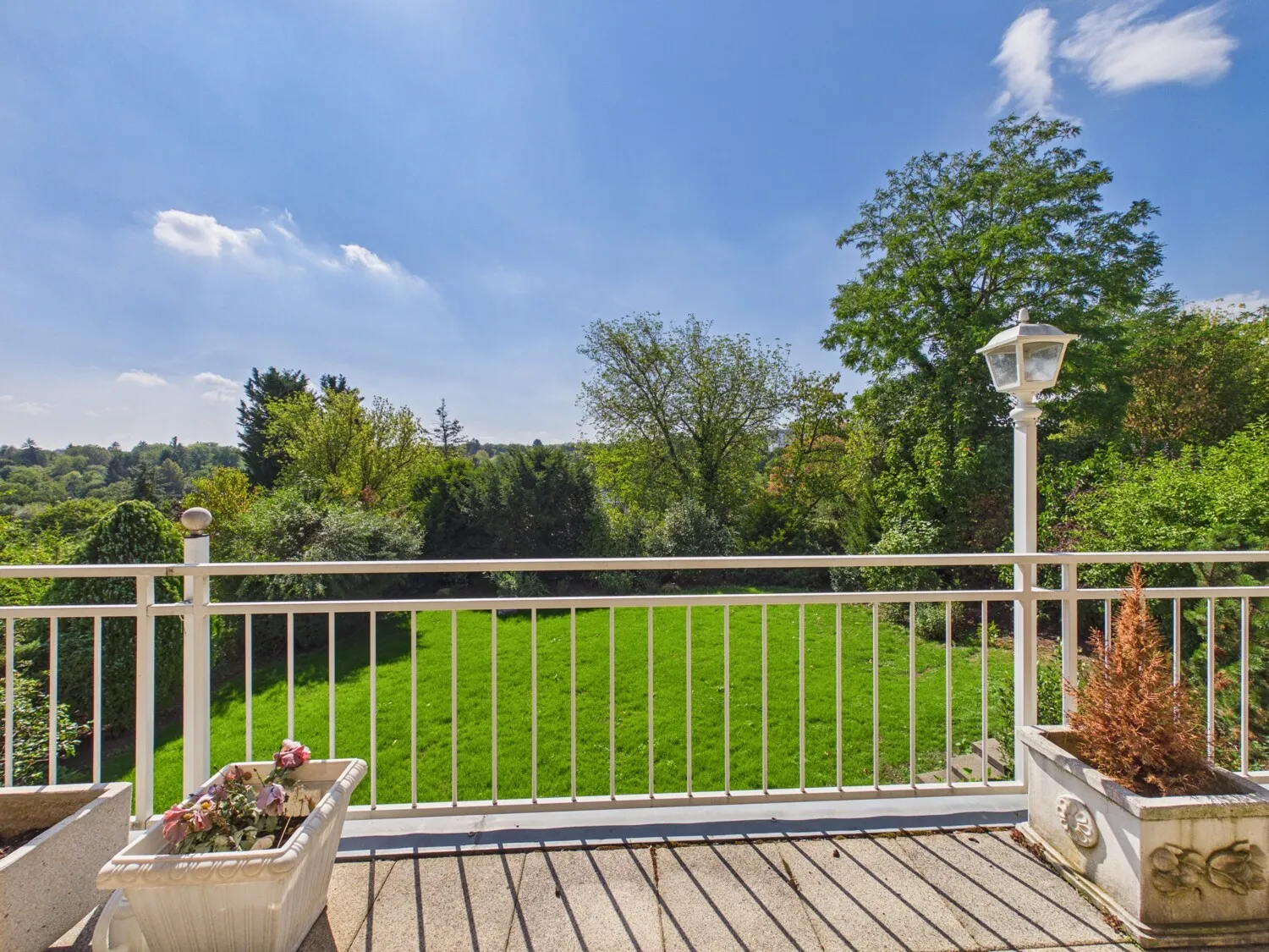 Große Terrasse mit Blick ins Grüne