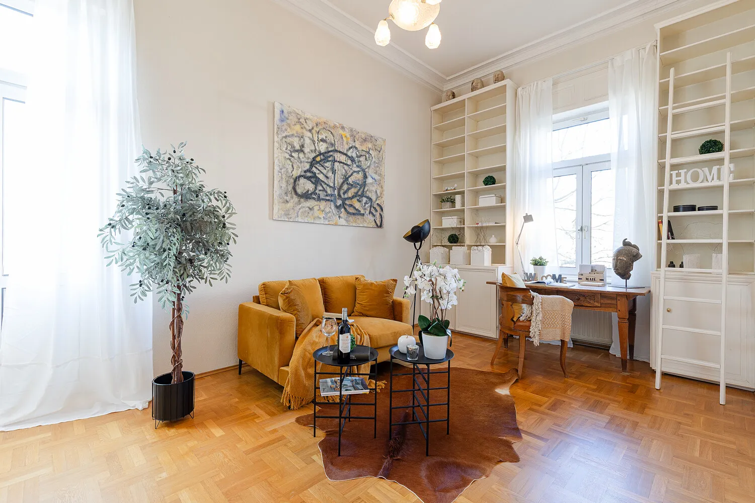 Zimmer mit kleinem Balkon