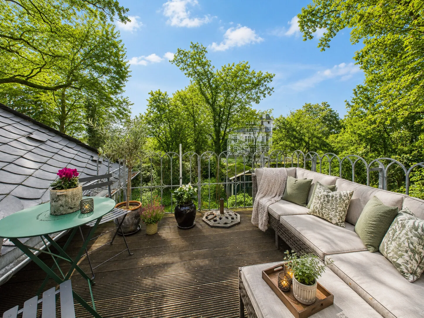 Balkon mit Blick in den Garten