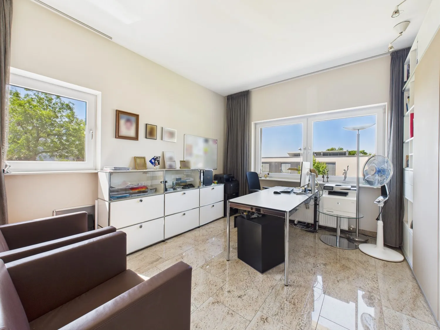 Helles Arbeitszimmer