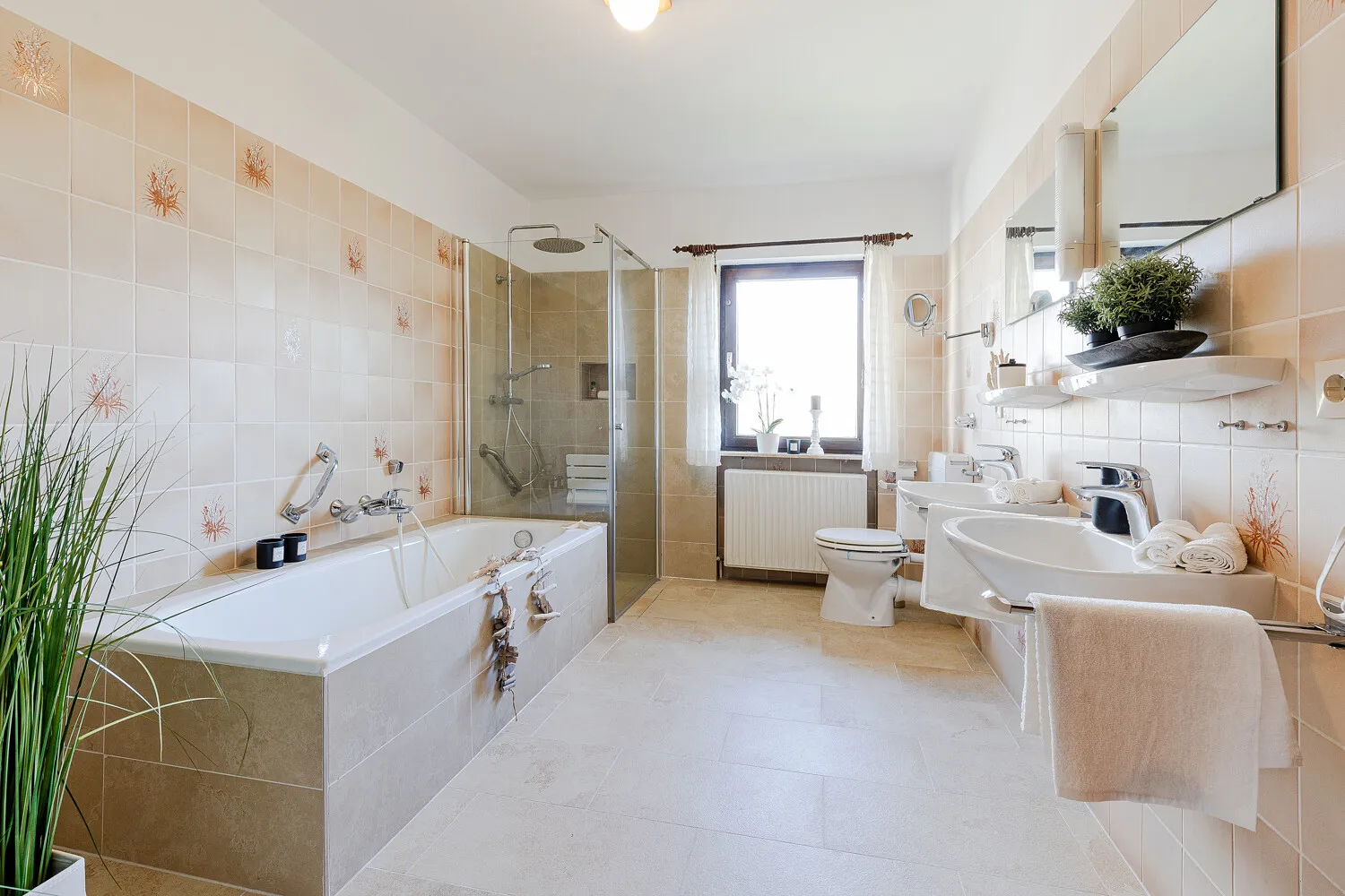 Großes Badezimmer OG