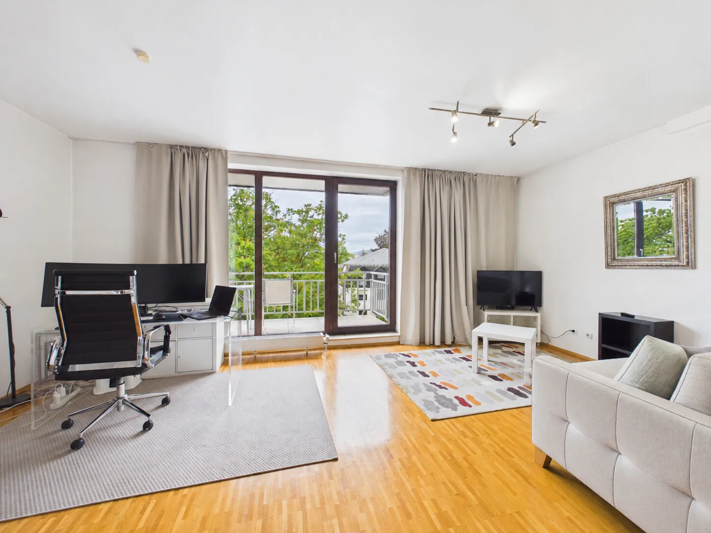 Offener Wohnbereich mit Balkon