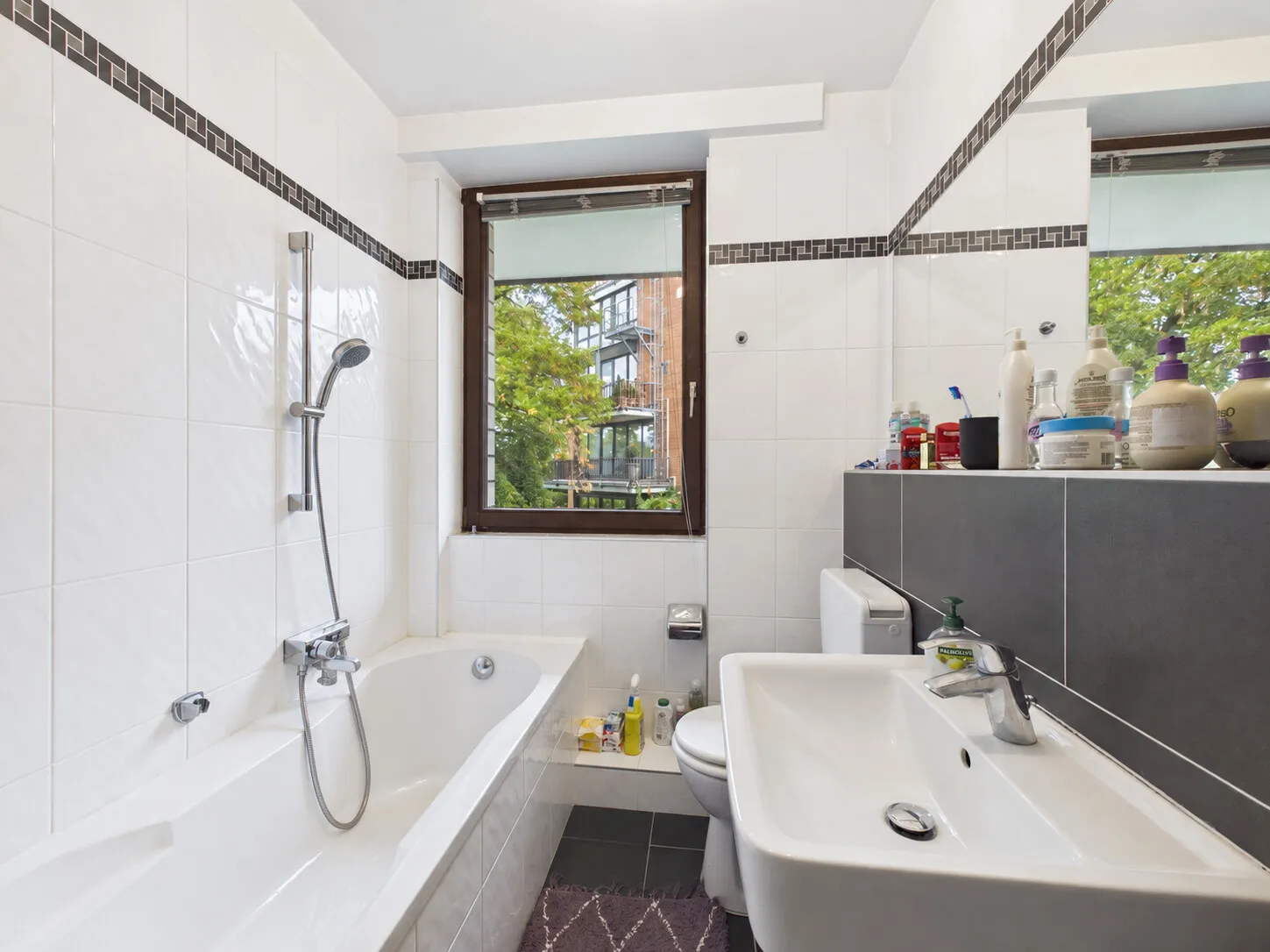 Badezimmer mit Wanne & Dusche