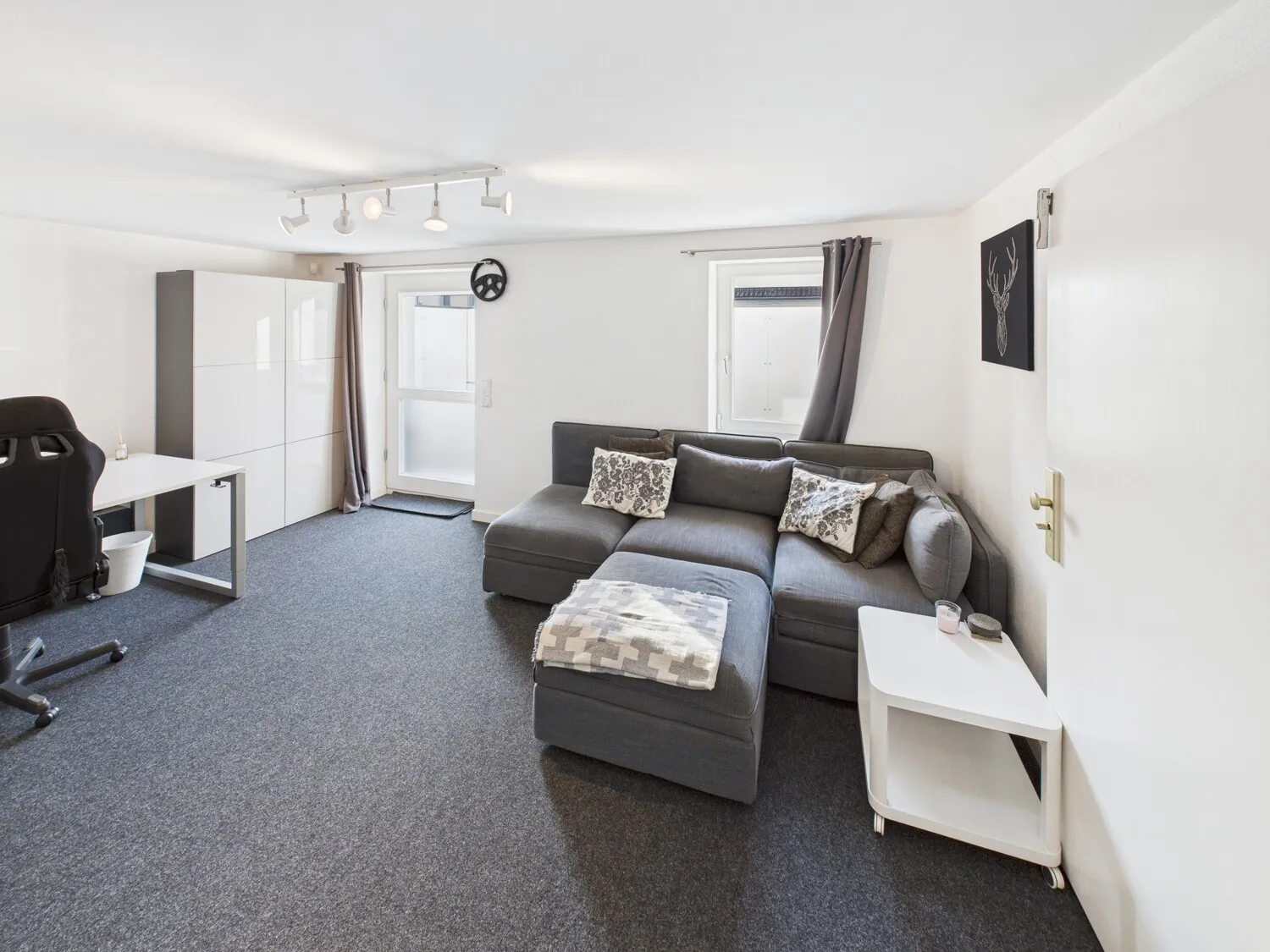 großes Arbeitszimmer im UG