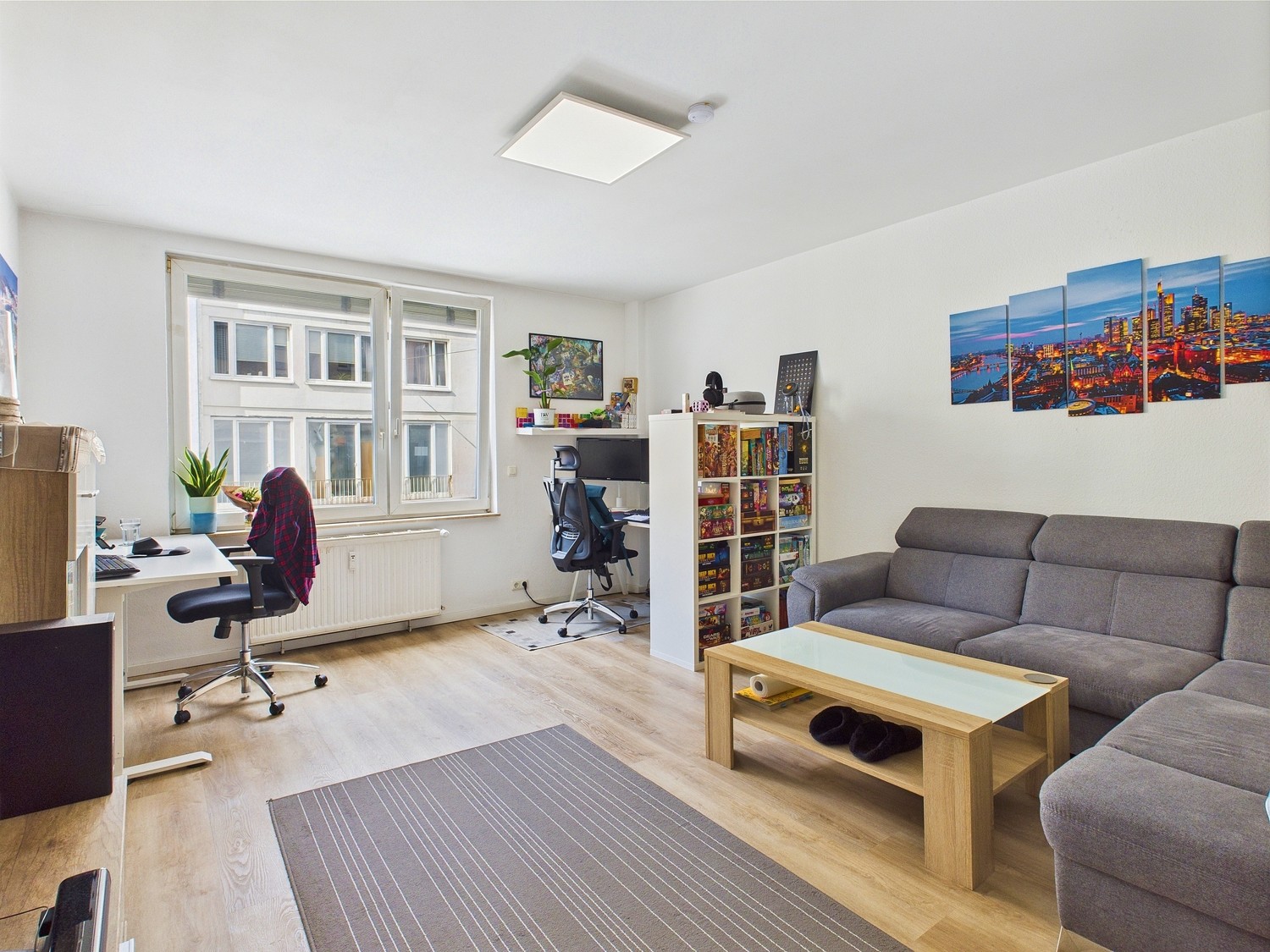 geräumiges Wohnzimmer