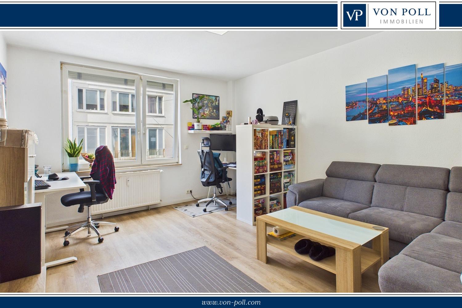 geräumiges Wohnzimmer