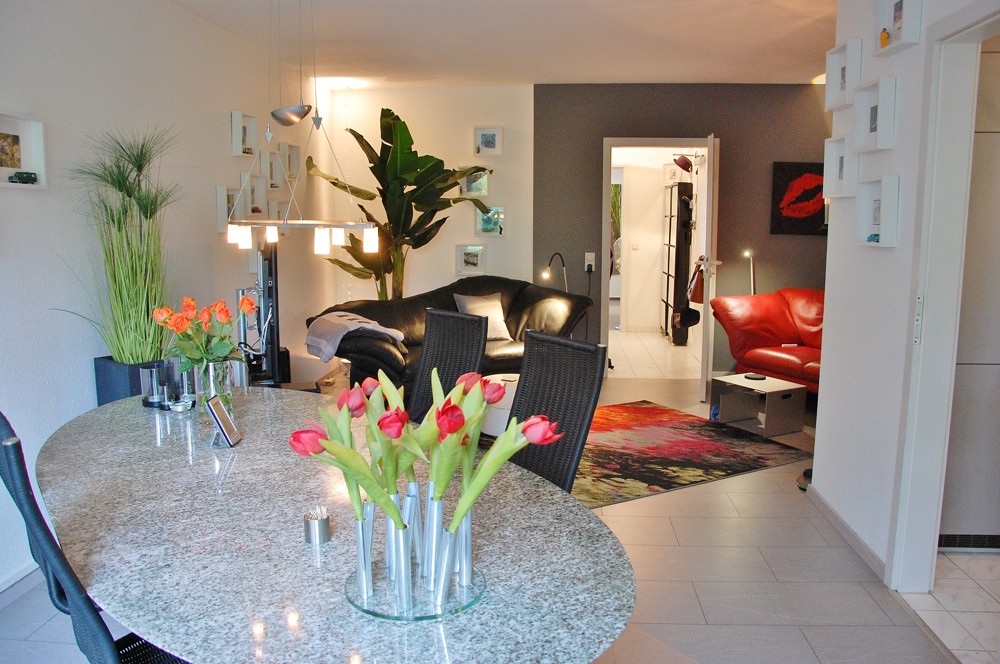 Wohnzimmer mit separater Küche