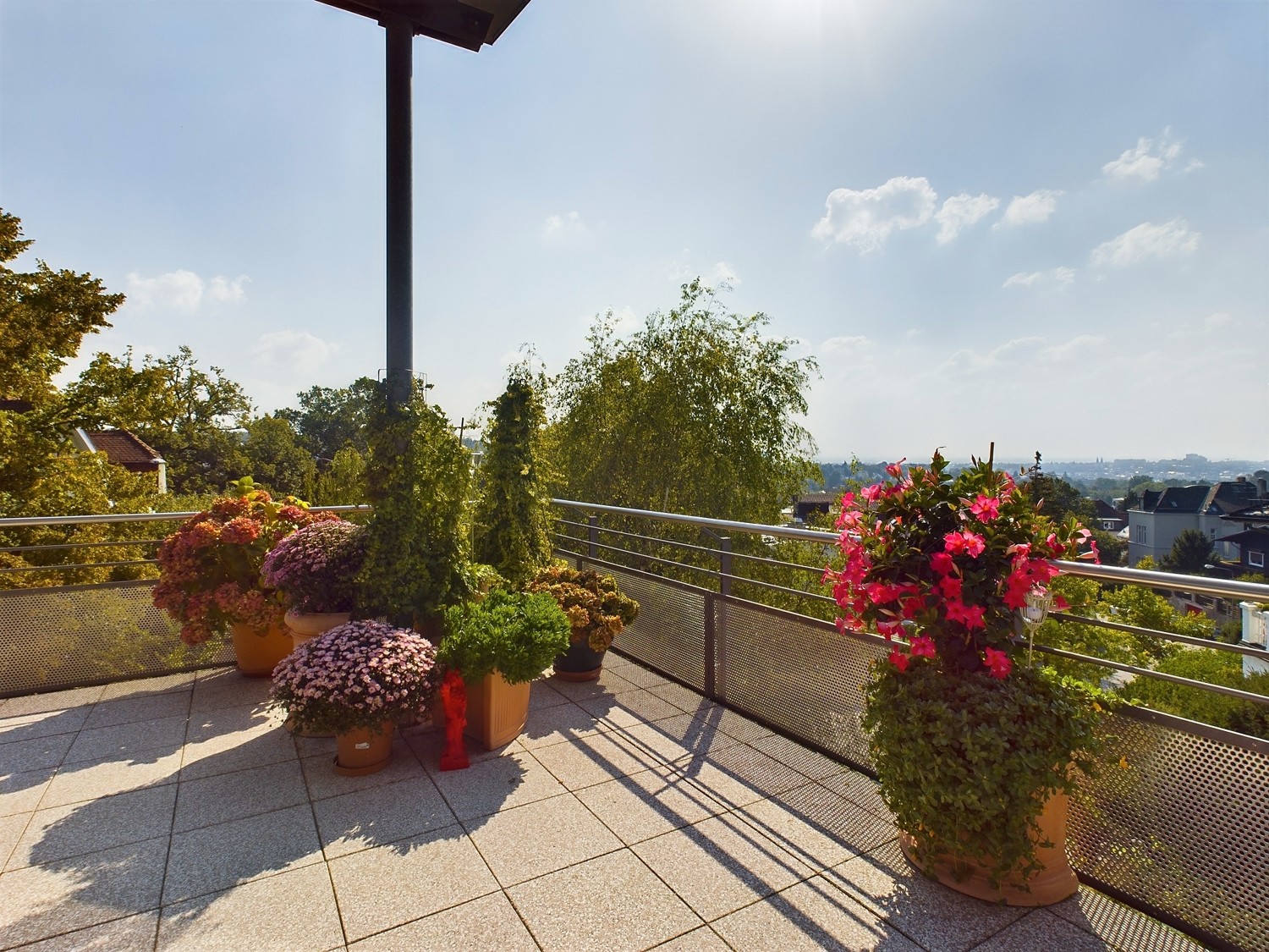 Sonnigem Ausblick über die Stadt