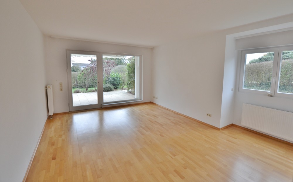 großes, helles Wohnzimmer