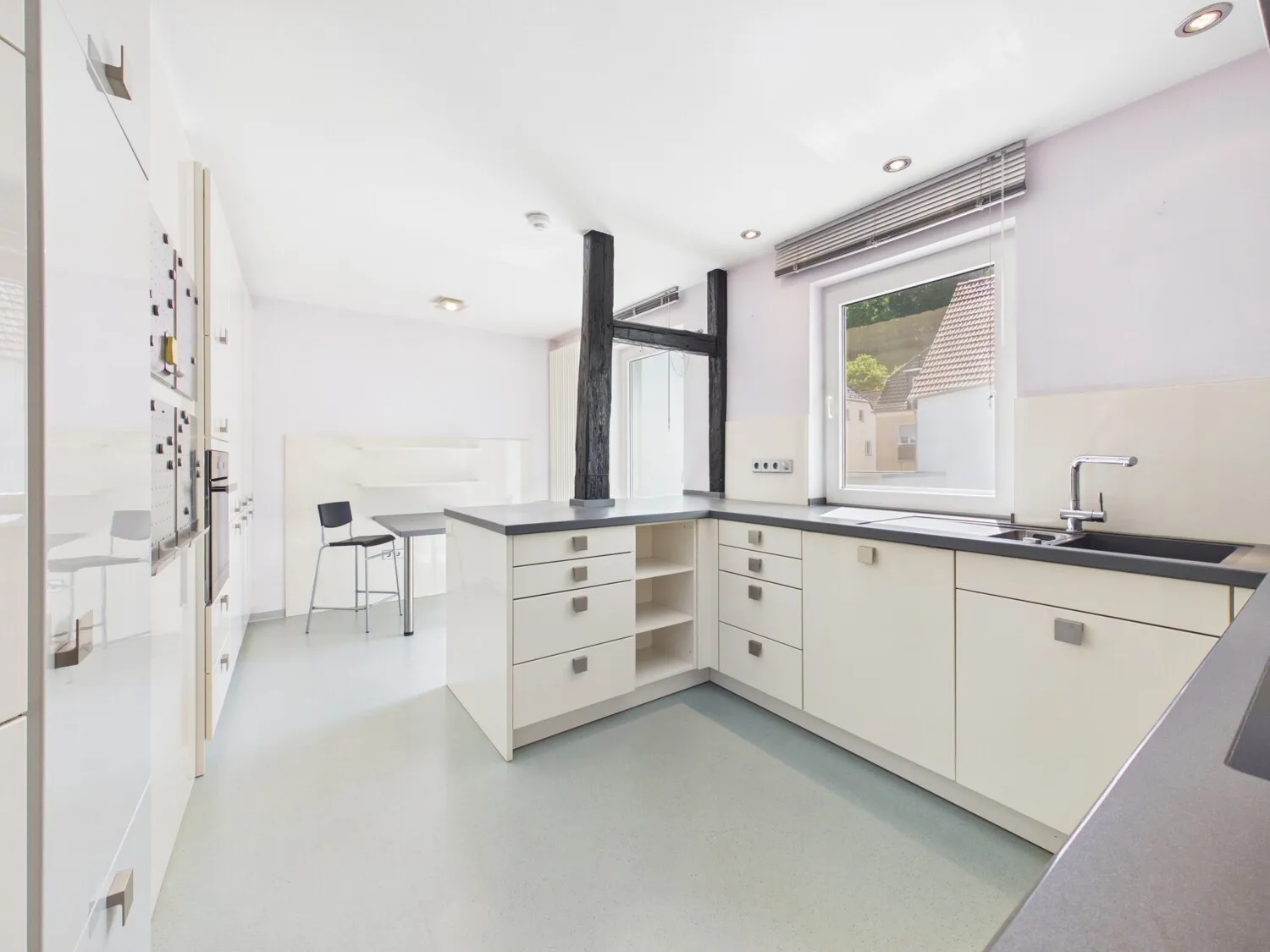 Moderne Küche mit Balkon