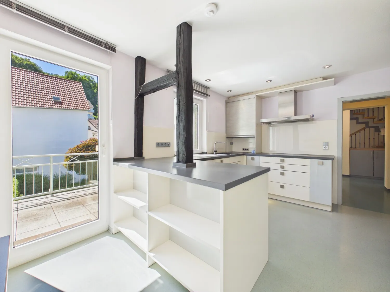 Moderne Küche mit Balkon