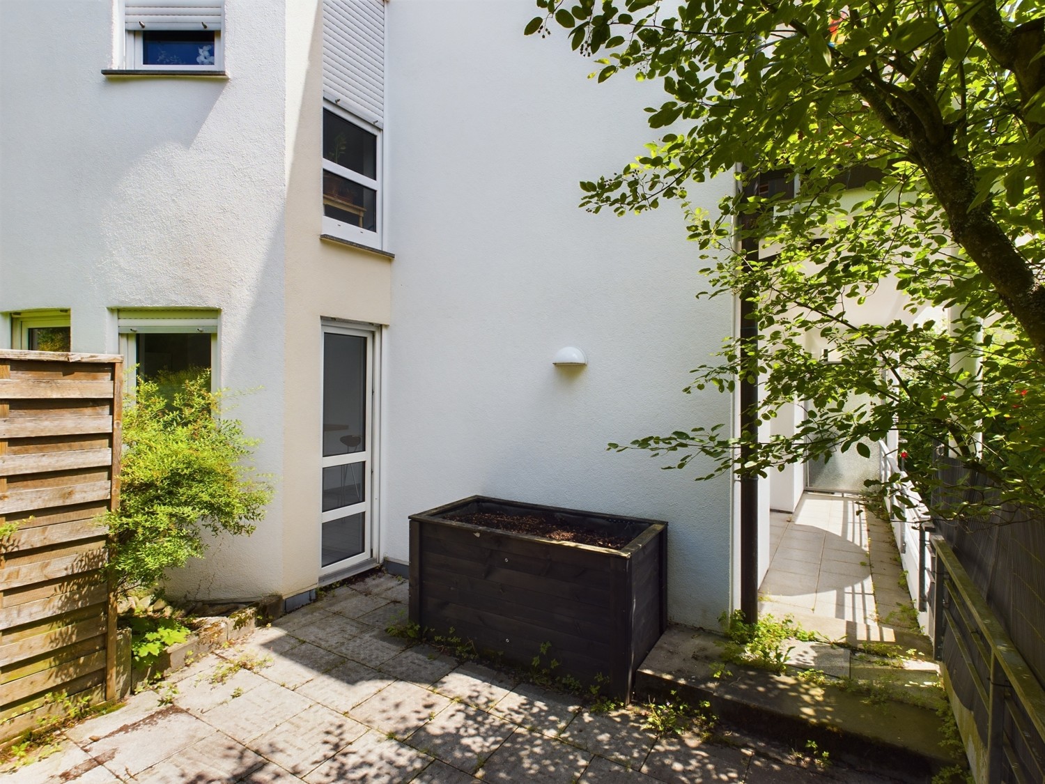 helle Terrasse mit Balkon