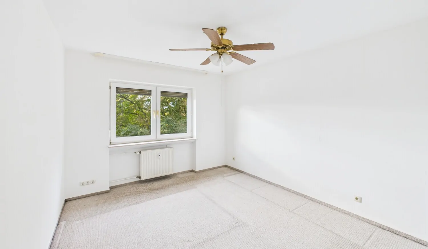 geräumiges Schlafzimmer