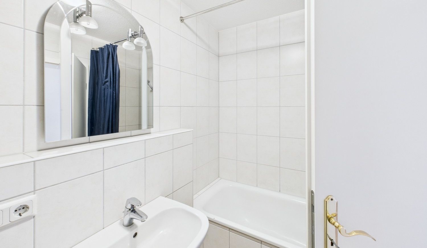 Badezimmer + Badewanne (1.OG)