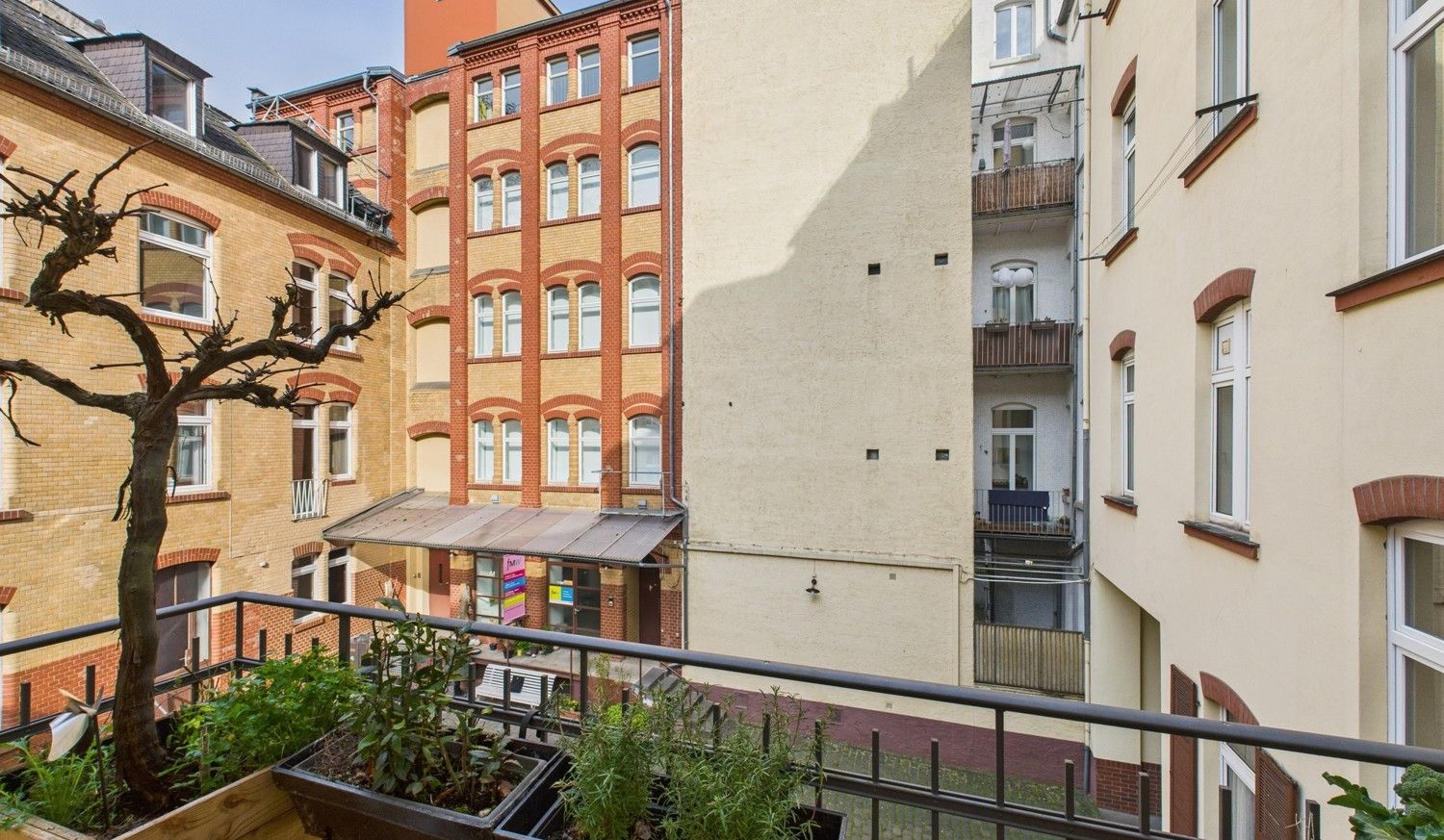Balkon mit Blick auf Innenhof