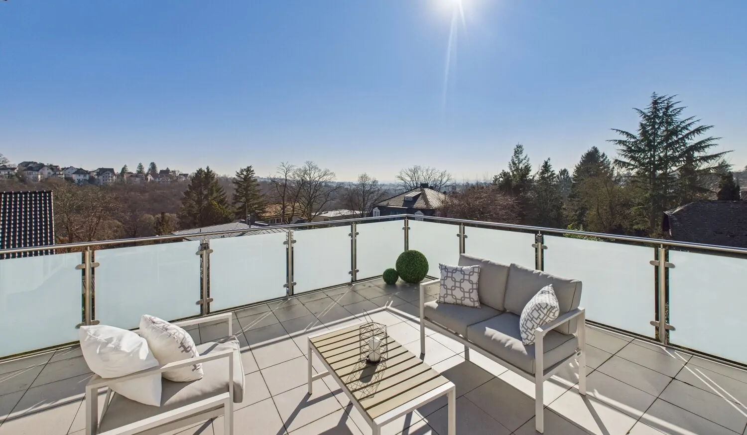 großzügige Sonnenterrasse
