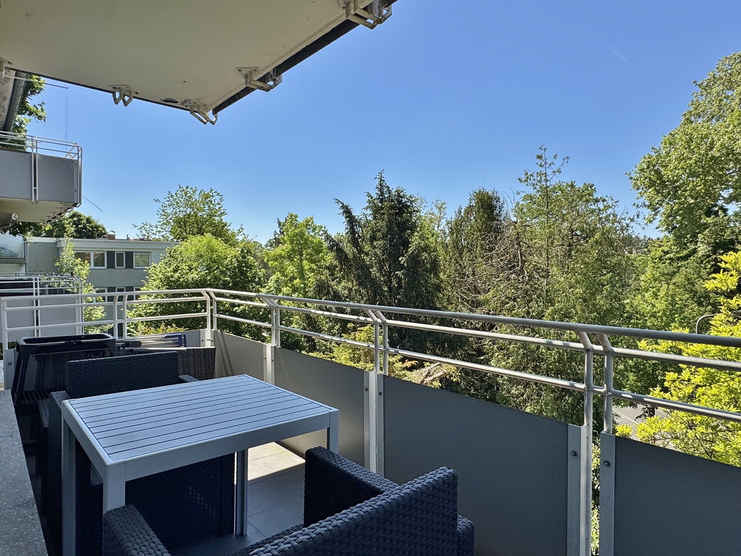 schöner Balkon mit Parkblick