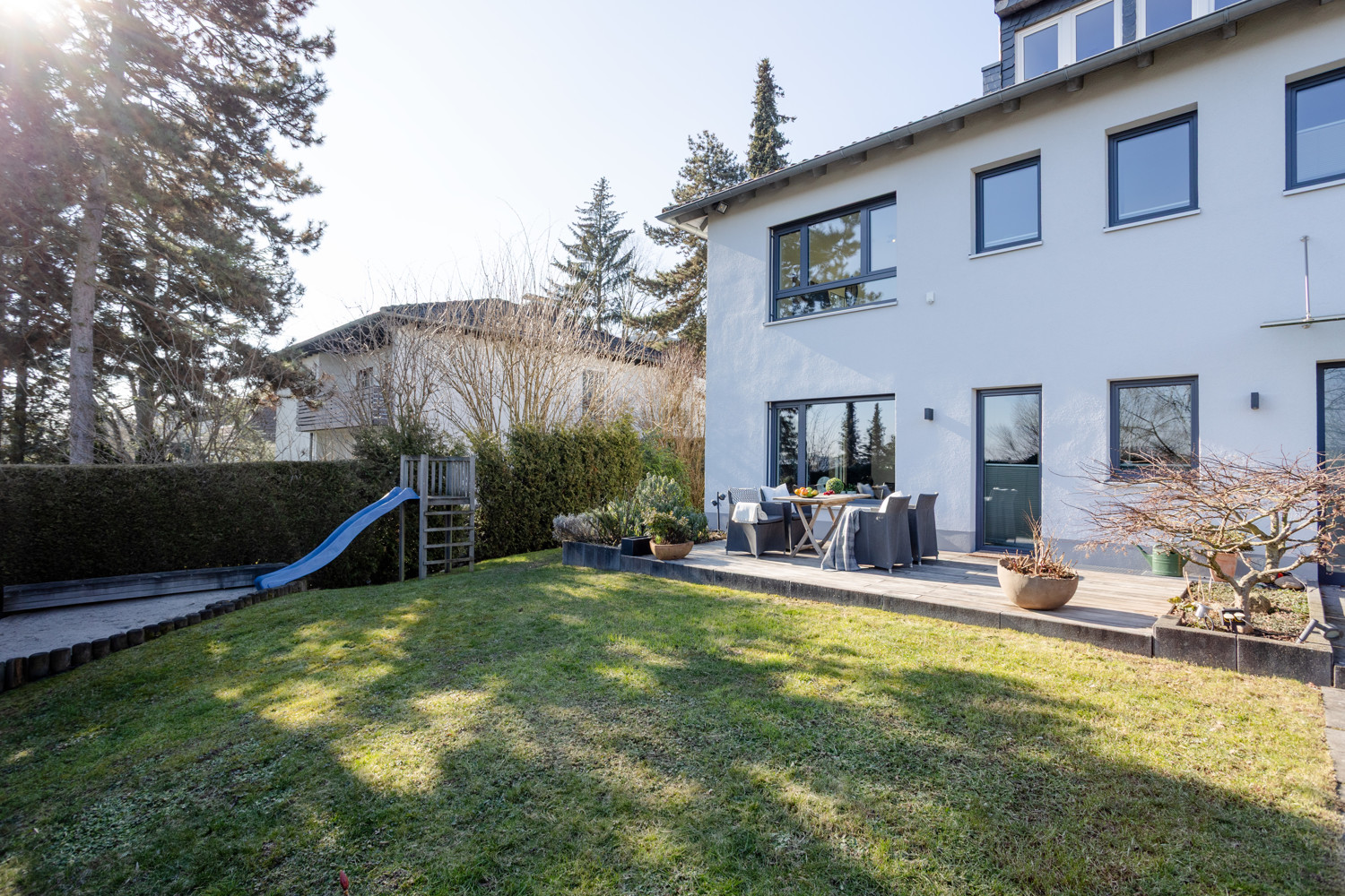 vorderer Gartenbereich mit Terrasse...