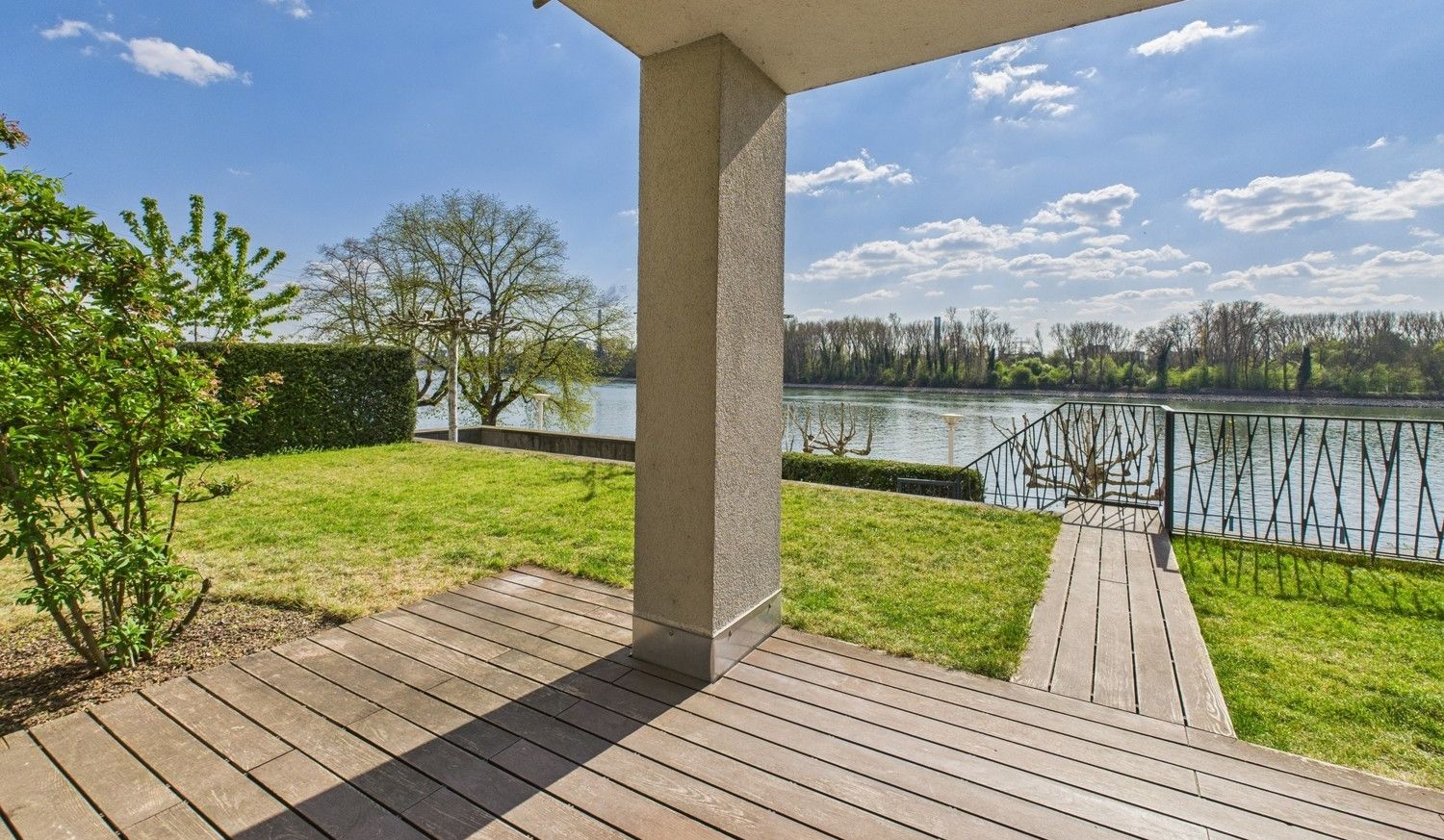 Terrasse mit Rheinblick