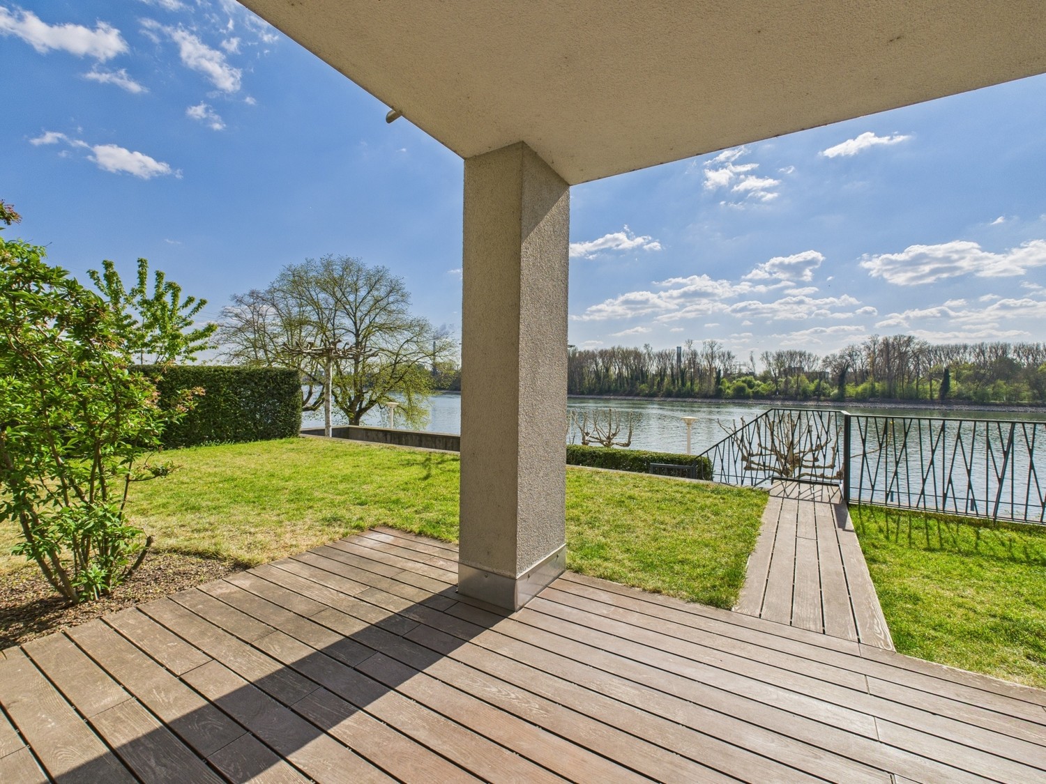 Terrasse mit Rheinblick