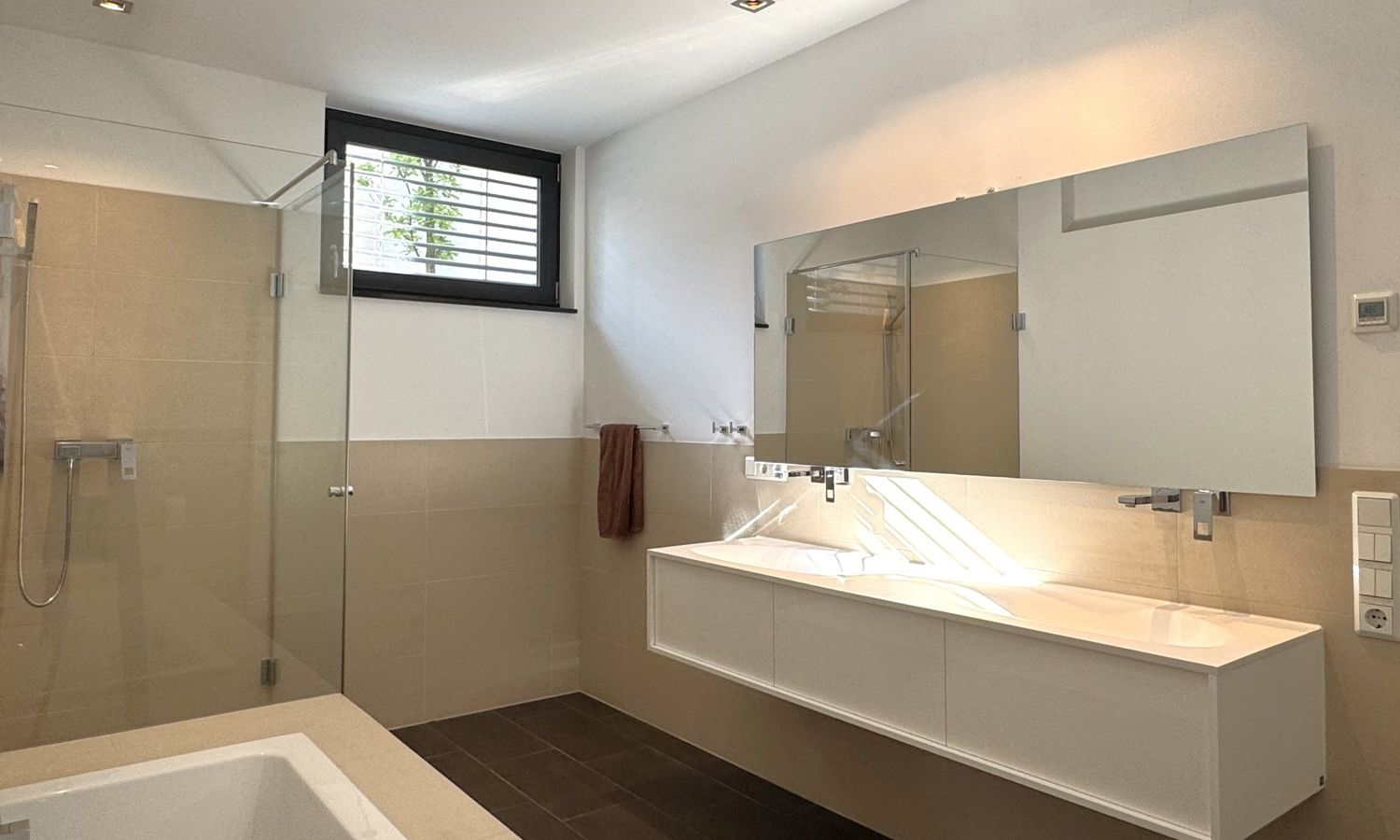 Master-Bad; Dusche & Badewanne