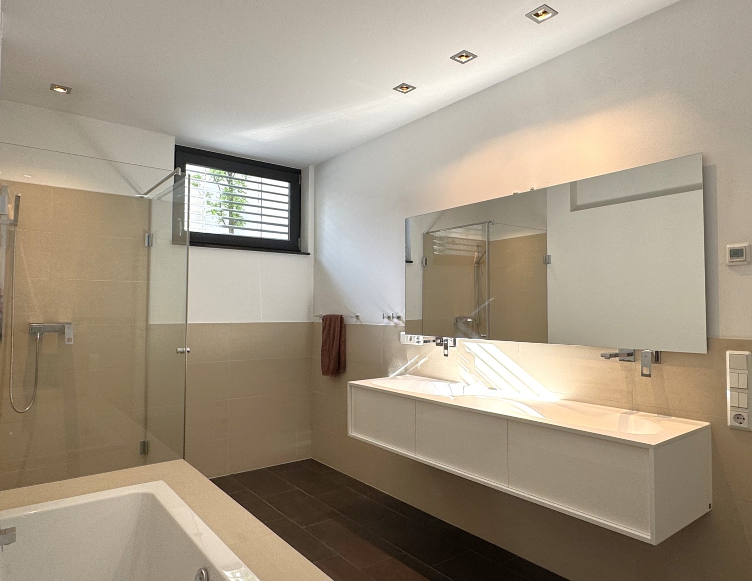Master-Bad mit Dusche und Badewanne