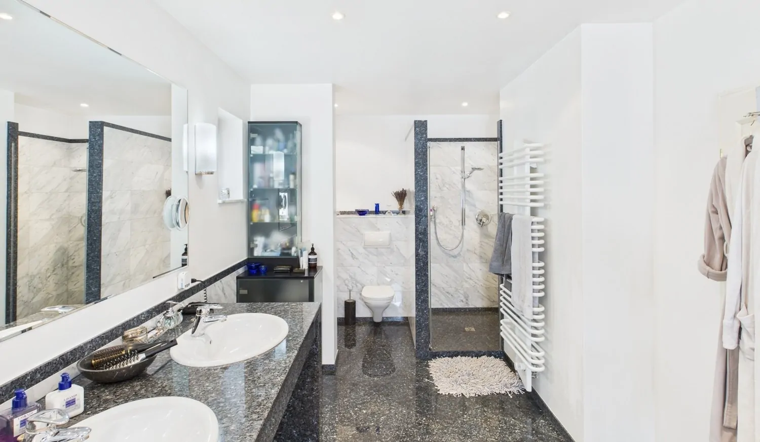 Geräumiges Badezimmer