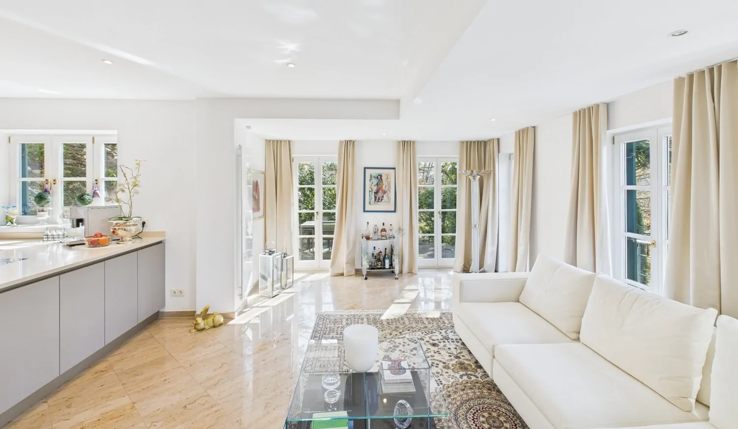 Lichtdurchfluteter Wohnbereich