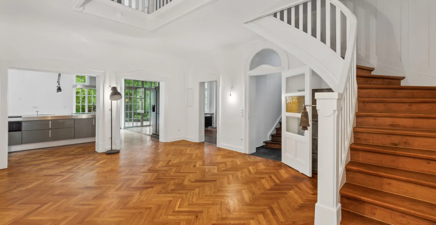 Empfangsbereich mit Treppenaufgang