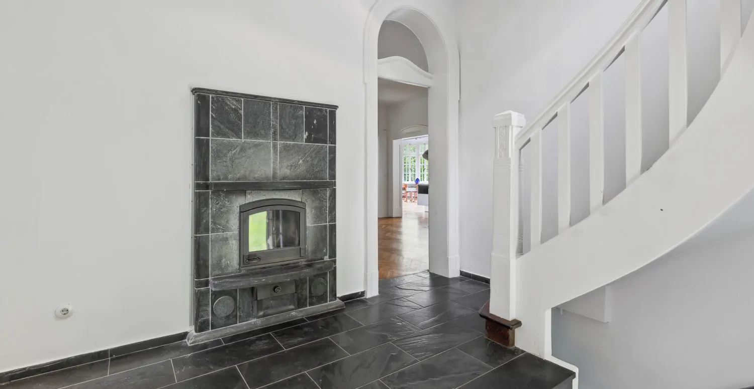 Eingang mit Kamin