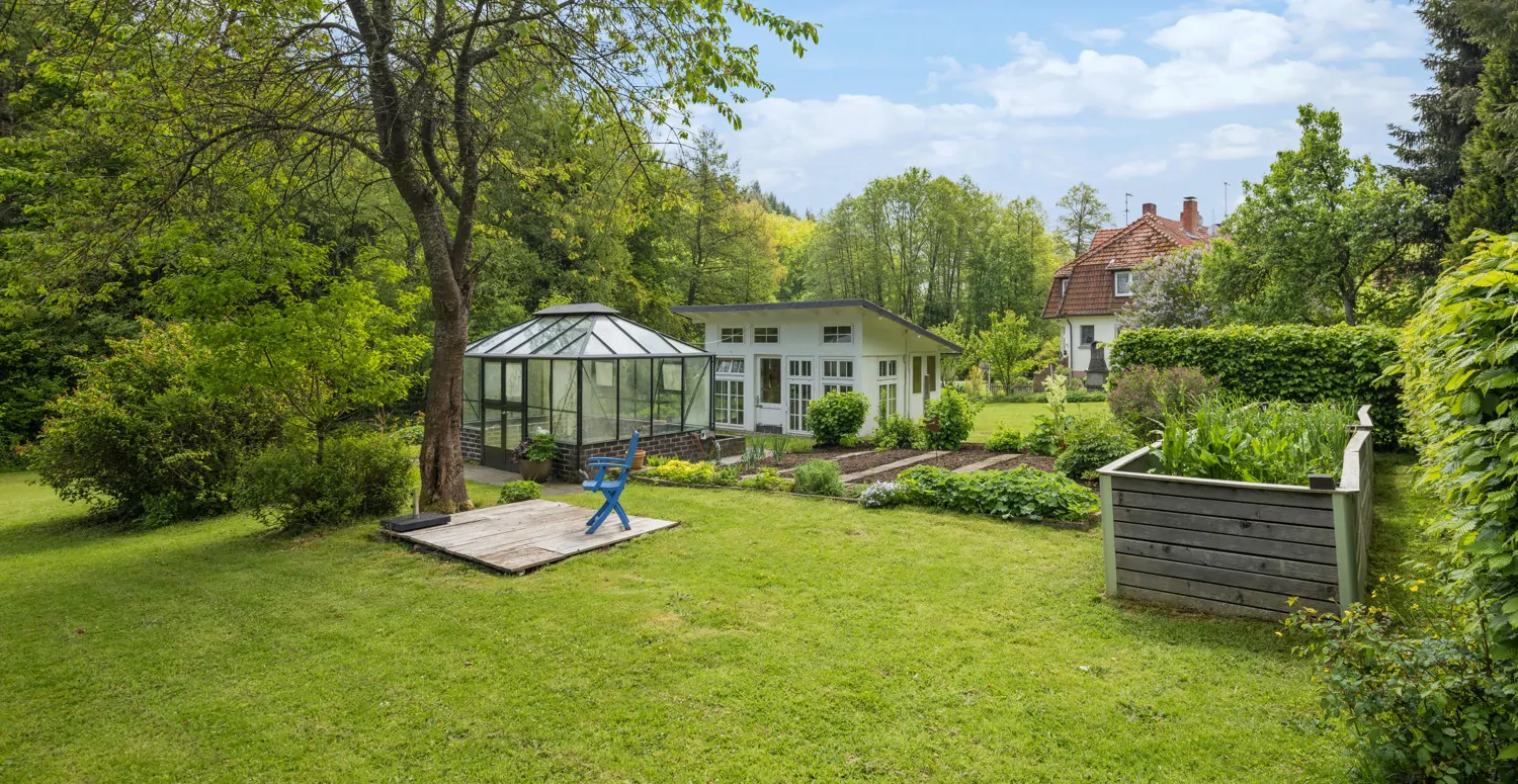 Gartenblick mit Gewächs - Gerätehaus