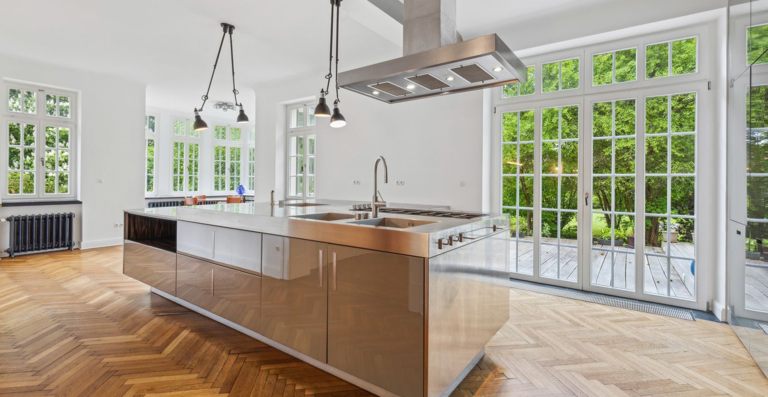 großzügige Wohnküche mit Terrassenzugang