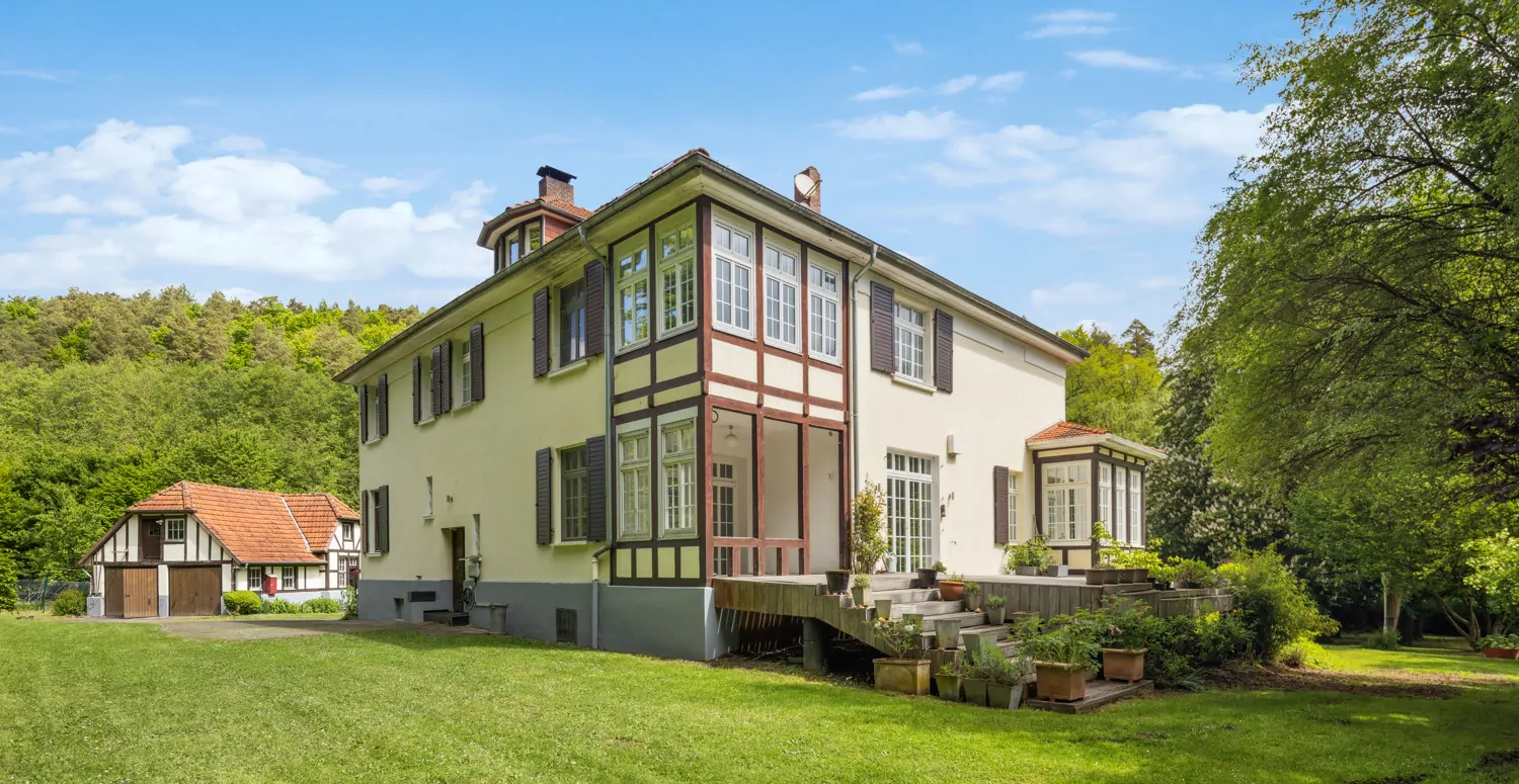 Rückseite mit Eingang und Remise