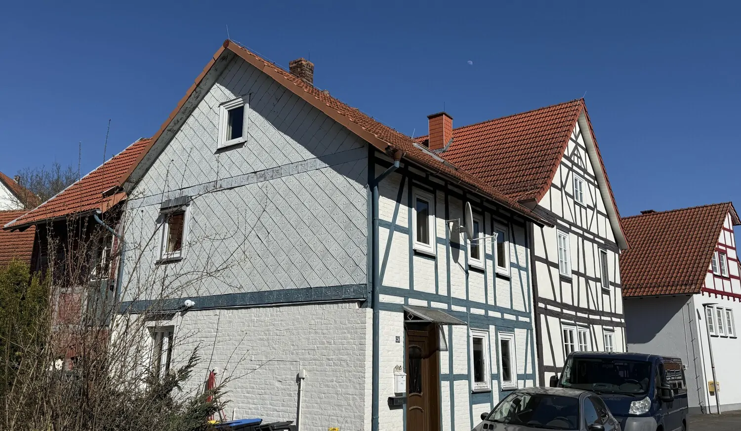 Schrägansicht Haus mit Nachbarschaft