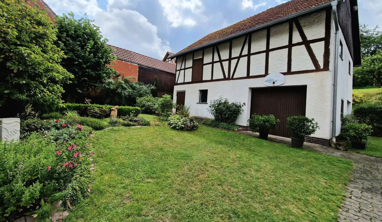 Vorgarten mit Scheune