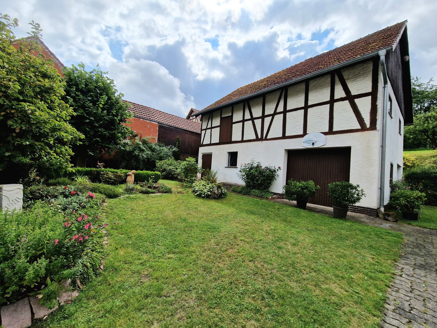 Vorgarten mit Scheune