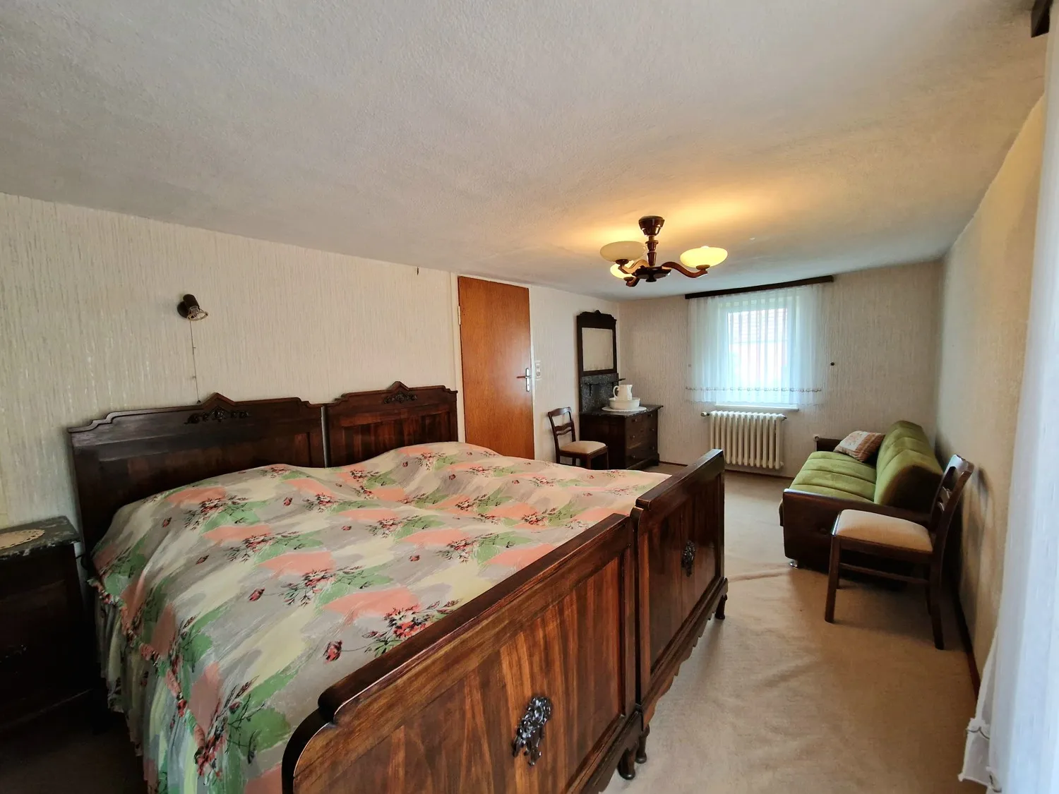 1. OG Schlafzimmer mit Balkonzugang