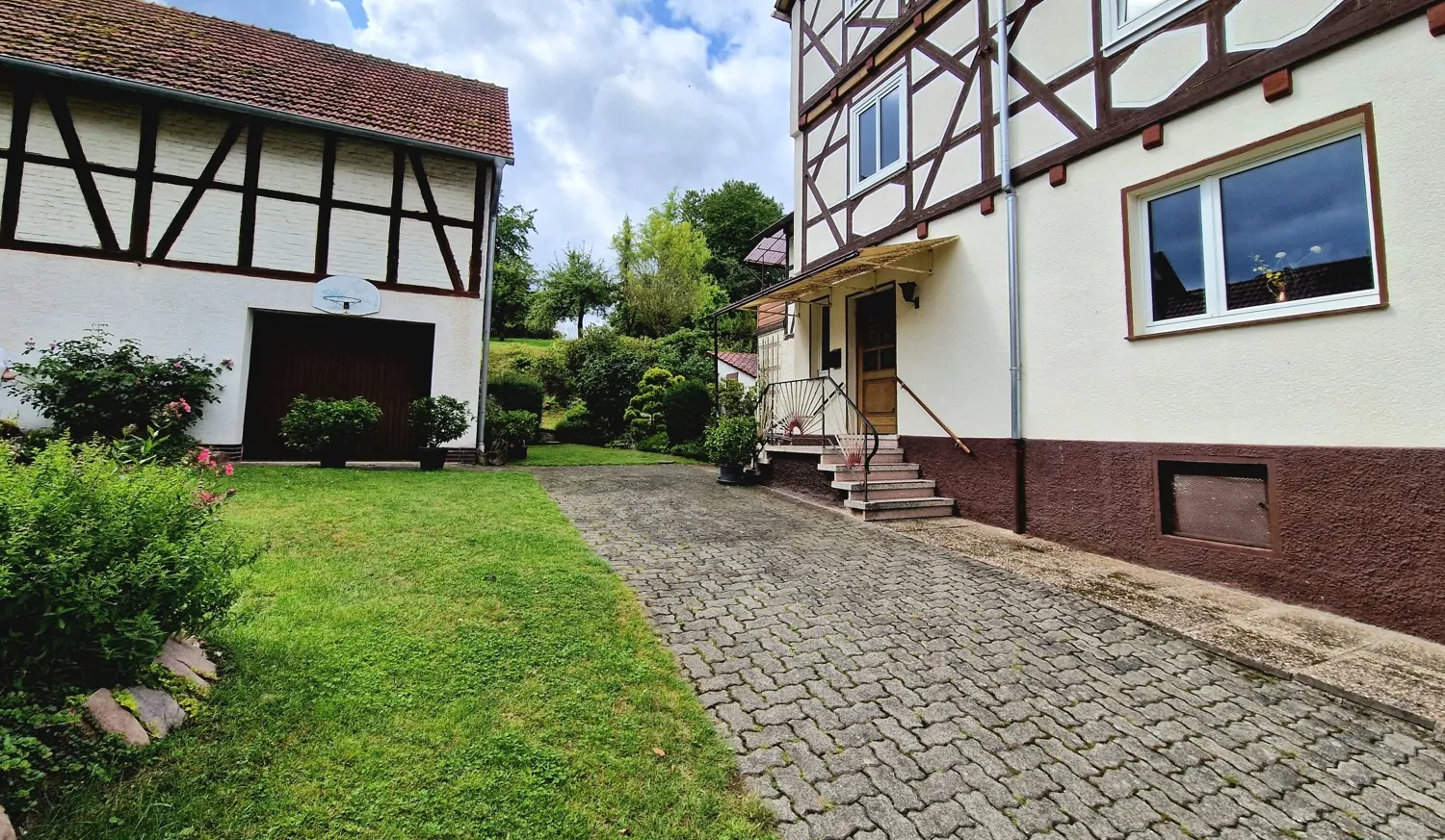 Auffahrt / Zugang zum Haus