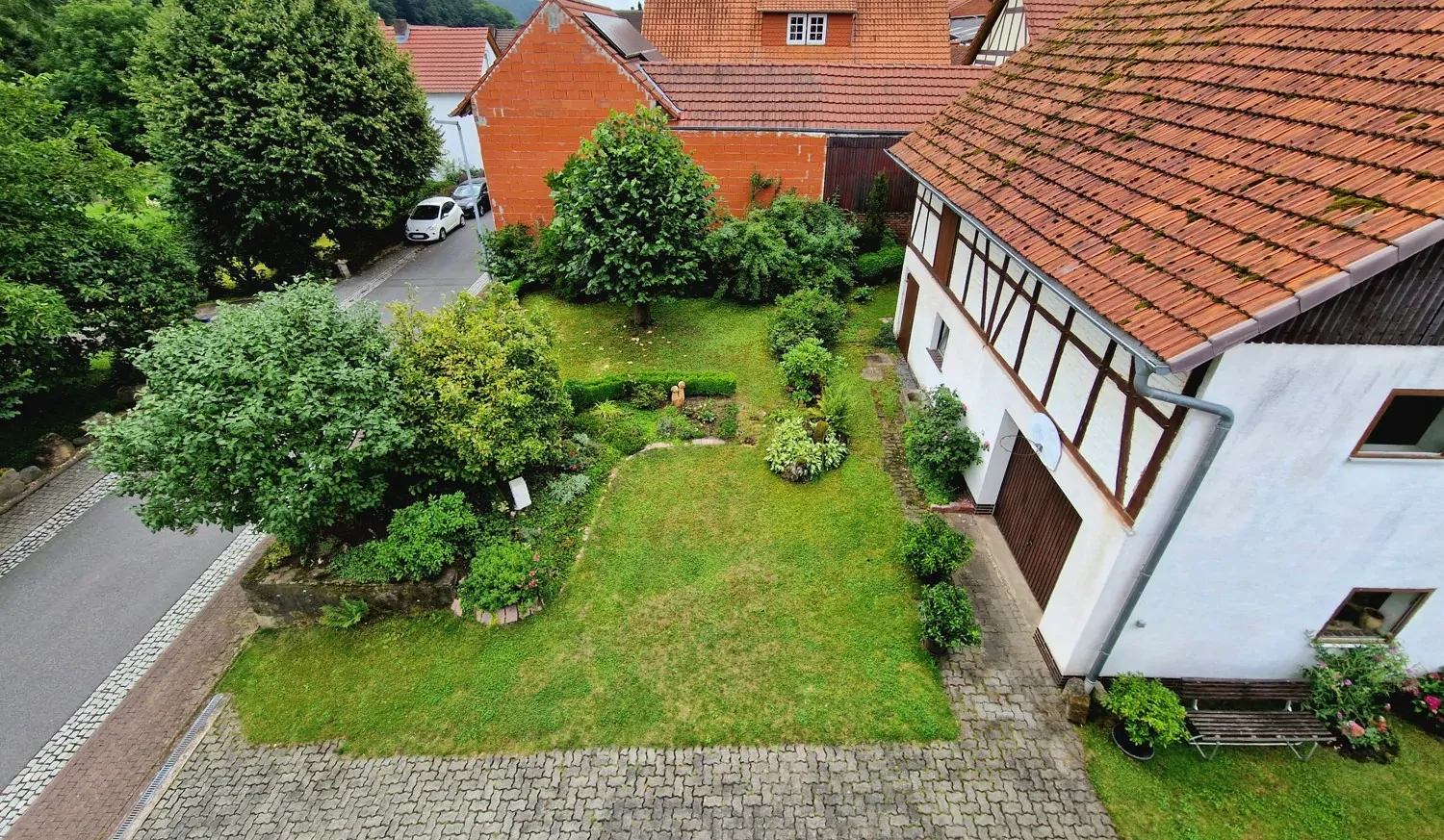 Vorgarten mit Zufahrt