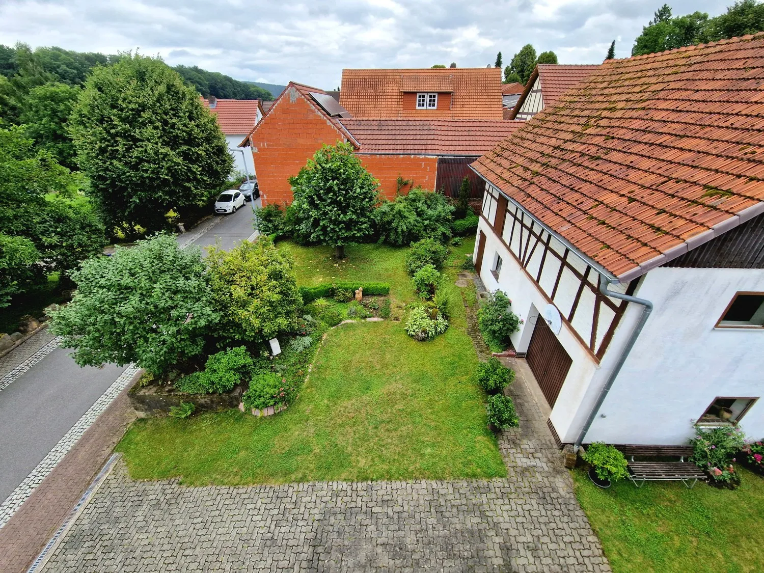 Vorgarten mit Zufahrt